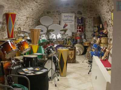 ...e introducendoci in un variopinto ambiente colmo di...